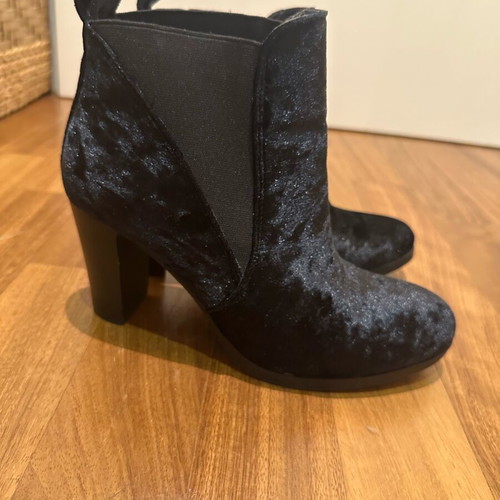 Black ankle boots like new, size 38