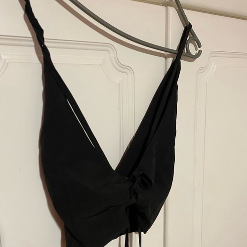 Black crop top with thin straps and V-neck like new