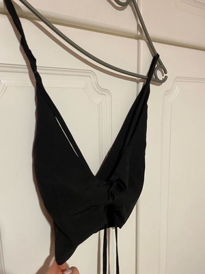 Black crop top with thin straps and V-neck like new