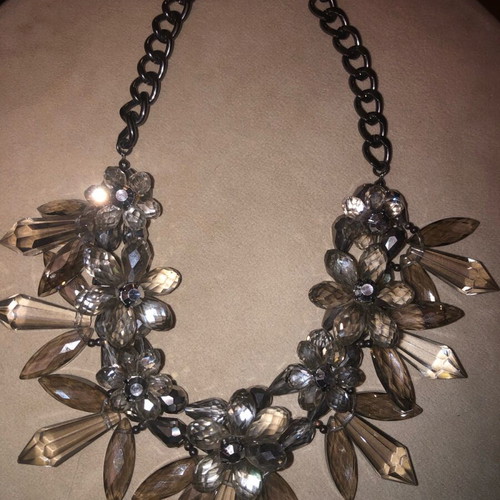 Zara vintage necklace with floral design, new, gray
