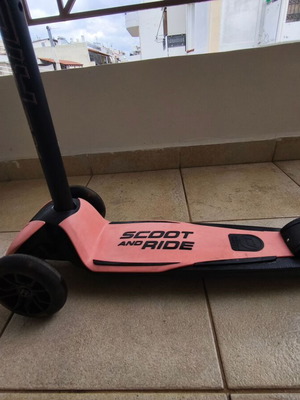 Scoot & Ride Highwaykick kids scooter 3 wheels like new, pink