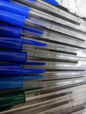 Pens like new, pack of 14, blue, black and green