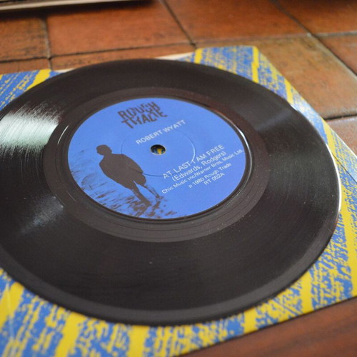 Robert Wyatt At Last I Am Free 7'' Single 45 RPM near mint, Rock