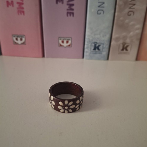 Wooden ring with three daisies, 2 cm diameter