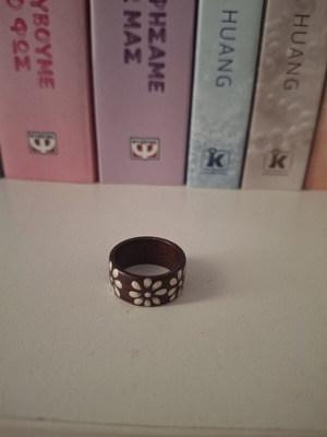 Wooden ring with three daisies, 2 cm diameter