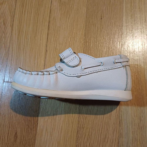 Guy Laroche leather shoes for boys white size 22 like new