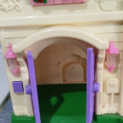 Doll House used with minor flaws