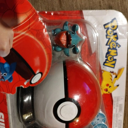 Pokémon surprise attack game new, 2 figures, 2 poke balls, 6 attack disks