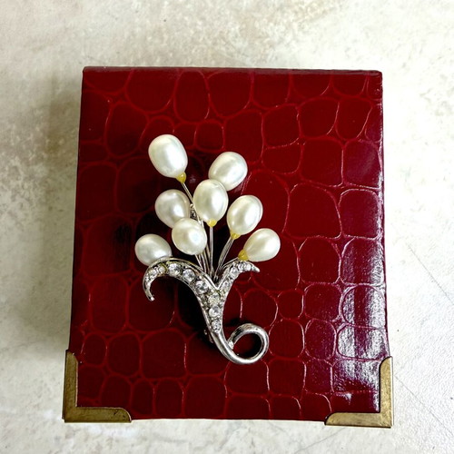 Brooch with 9 natural freshwater pearls and Swarovski crystals new