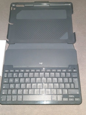 Logitech Slim Folio Keyboard Case για Apple iPad 5ης και 6ης γενιάς σε άριστη κατάσταση
