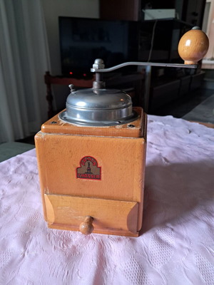 Vintage ξύλινος χειροκίνητος μύλος άλεσης καφέ από τη Γερμανία της δεκαετίας του ’50