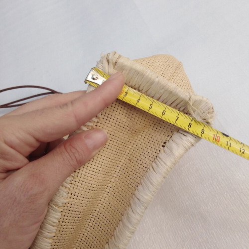 Straw Shoulder Bag with Embroidered Flowers like new, beige