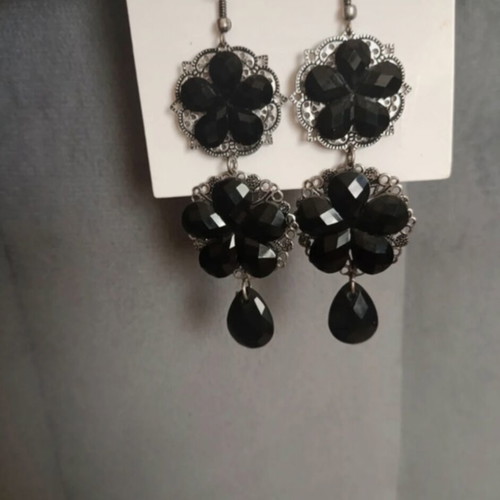 Flower-shaped dangling earrings like new, black and silver