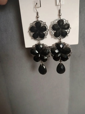 Flower-shaped dangling earrings like new, black and silver