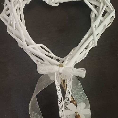 Set of 2 white heart-shaped wall decorations with ribbons and flowers