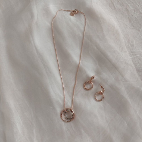 Jewelry set in rose gold with sparkling stones like new