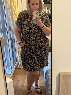 Dress H&M plus size 3XL with pockets and elastic waist like new, black beige