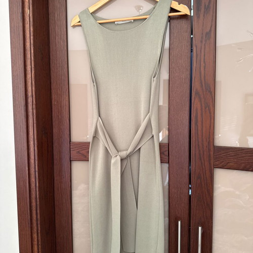 Guess dress like new, medium, olive color with belt