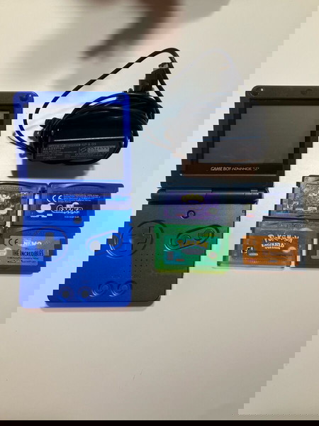 Gameboy Advance SP με αυθεντικό φορτιστή+4 games