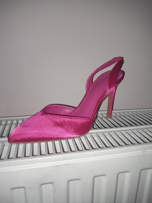 Famous Shoes pink pumps size 37 new with thin heel