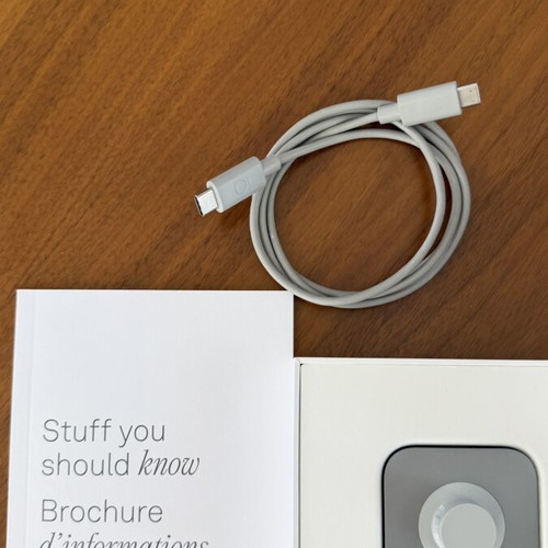 Oura Ring 4 Gold Size 8 like new with original box and accessories