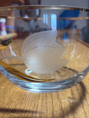 Glass salad bowl like new