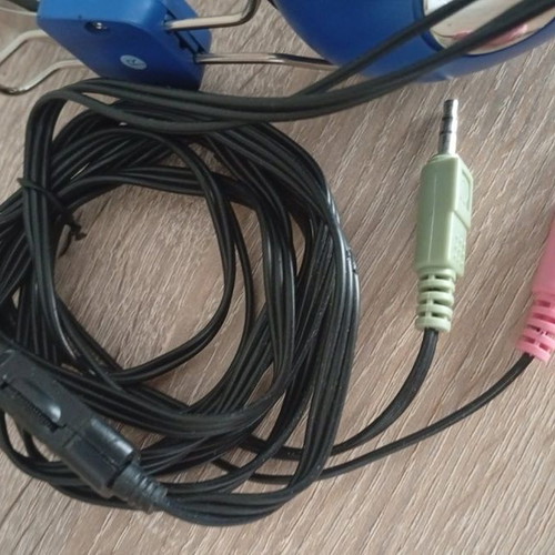 Wired headset with microphone