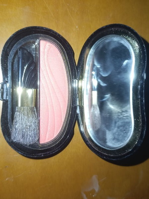 Elizabeth Arden Rouge Coral blush like new with mirror