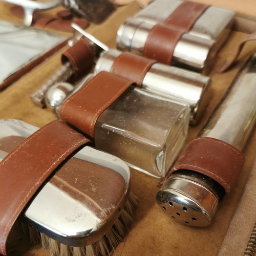 Vintage shaving set used with leather case