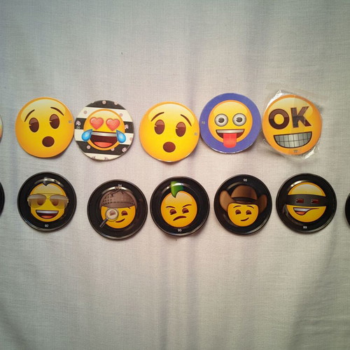 Chipicao emoji caps like new, 6 paper and 7 metal