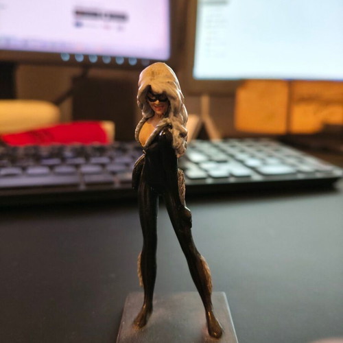 Black Cat Eaglemoss Marvel Classic figurine with magazine like new