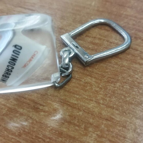 Vintage keychain like new with metal Quinocarbine pharmaceutical box