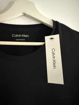 T-shirt Calvin Klein Jeans μαύρη μέγεθος Large καινούργιο
