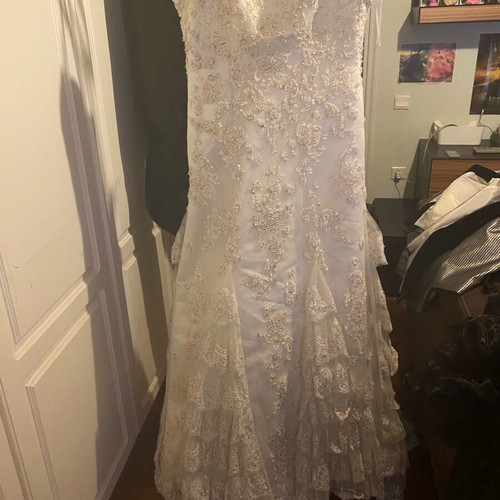Vintage wedding dress like new with impressive train and crystals