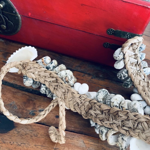 Vintage handmade jewelry set like new, white and beige