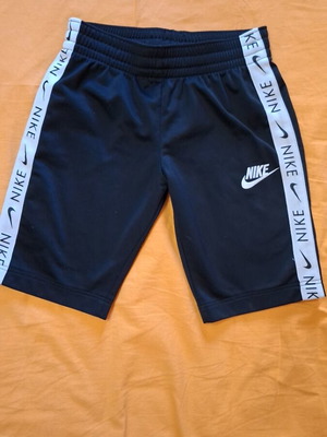 Σορτσάκι Nike μέγεθος 146-156 μαύρο σαν καινούργιο