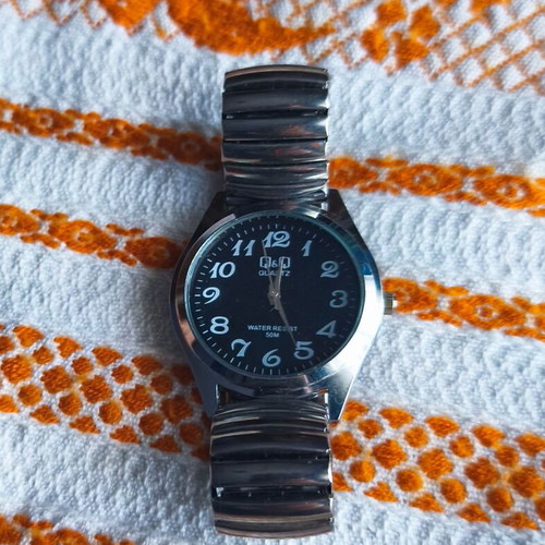 Q&Q Quartz watch with elastic closed bracelet silver like new