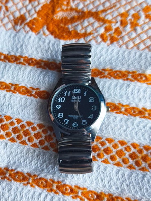 Q&Q Quartz watch with elastic closed bracelet silver like new