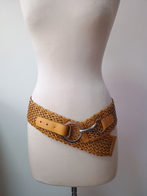 Women's belt mustard with silver details like new, adjustable