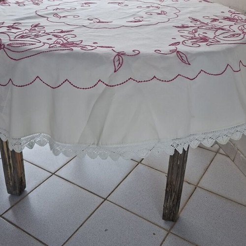 Handmade round tablecloth 1.80m diameter like new