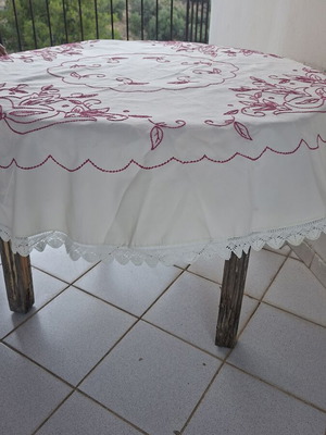 Handmade round tablecloth 1.80m diameter like new
