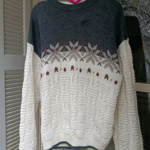 Vintage knitted sweater like new, fits sizes M-XL, very warm