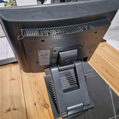 Οθόνη αφής LG Flatron L1730SFN 17 ιντσών σαν καινούργια, περιστρεφόμενη
