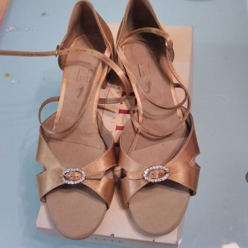 G&G pumps new, gold color, size 40 with low heel