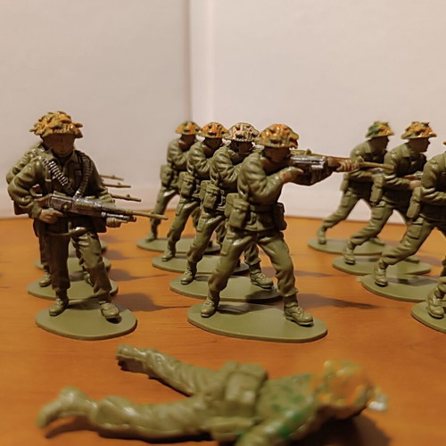 Airfix Modern British Infantry plastic soldiers used, scale 1/32, set of 25