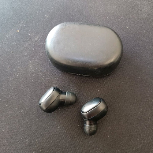 Wireless earbuds used