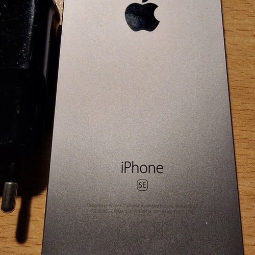 Apple iPhone SE 32GB 2016 Space Gray like new