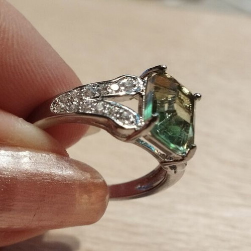 Green stone ring Elegance, like new, silver and green