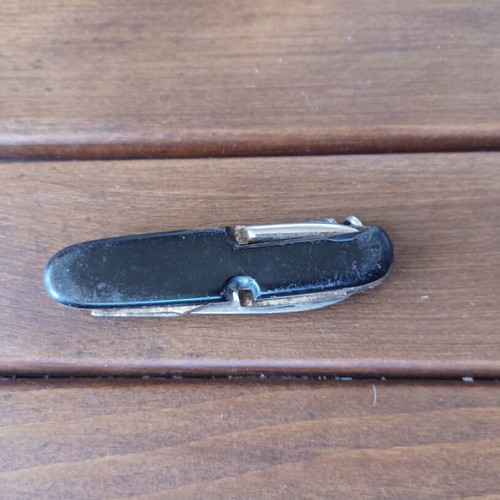 Old folding knife used, blade needs tightening