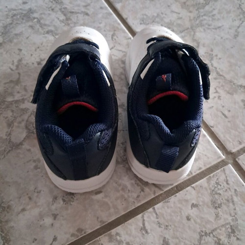 Reebok kids' athletic shoes size 24.5 used with box and stain